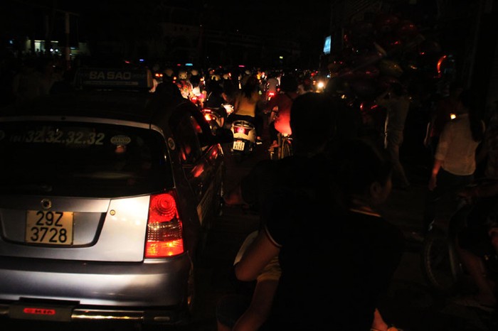 Hàng vạn người đã đổ về Hồ Gươm để cùng hưởng ứng Giờ Trái đất 2013 khiến quanh Bờ Hồ tắc cục bộ vào tối ngày 23/3